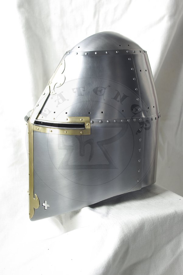 Hem wielki datowany na poow XIV wieku. Hartowany i odpuszczany do twardoci 30 HRC./Great helm dated for half of XIV c. Heat hardened and tempered up to 30 HRC.